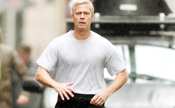 
    Starul arată  complet schimbat, cu părul grizonant  şi vizibil slăbit  