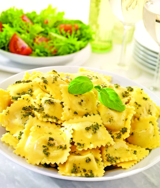 
    Ravioli cu sos pesto  