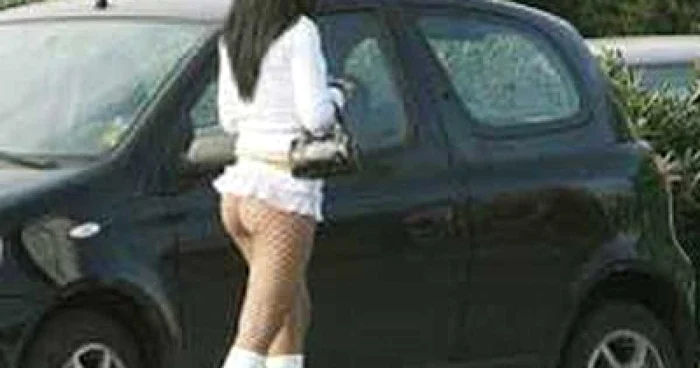 Pensionar de 76 de ani, jefuit de două prostituate românce