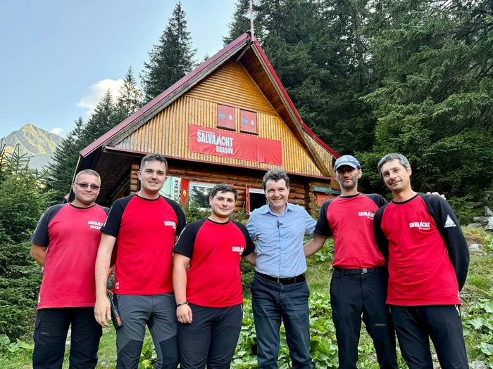 Președintele a făcut o vizită surpriză la baza Salvamont Brașov / Sursa foto: Salvamont Brașov FB