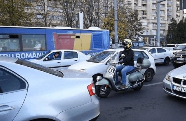 Se schimbă regulile în trafic: în ce condiții pot trece motocicliștii printre mașinile oprite la semafor