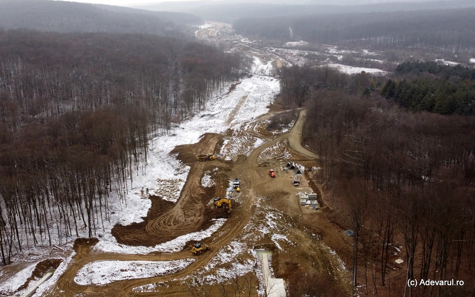 Mobilizare pe șantierul Autostrăzii cu tuneluri din vestul României, în ciuda vremii de iarnă    