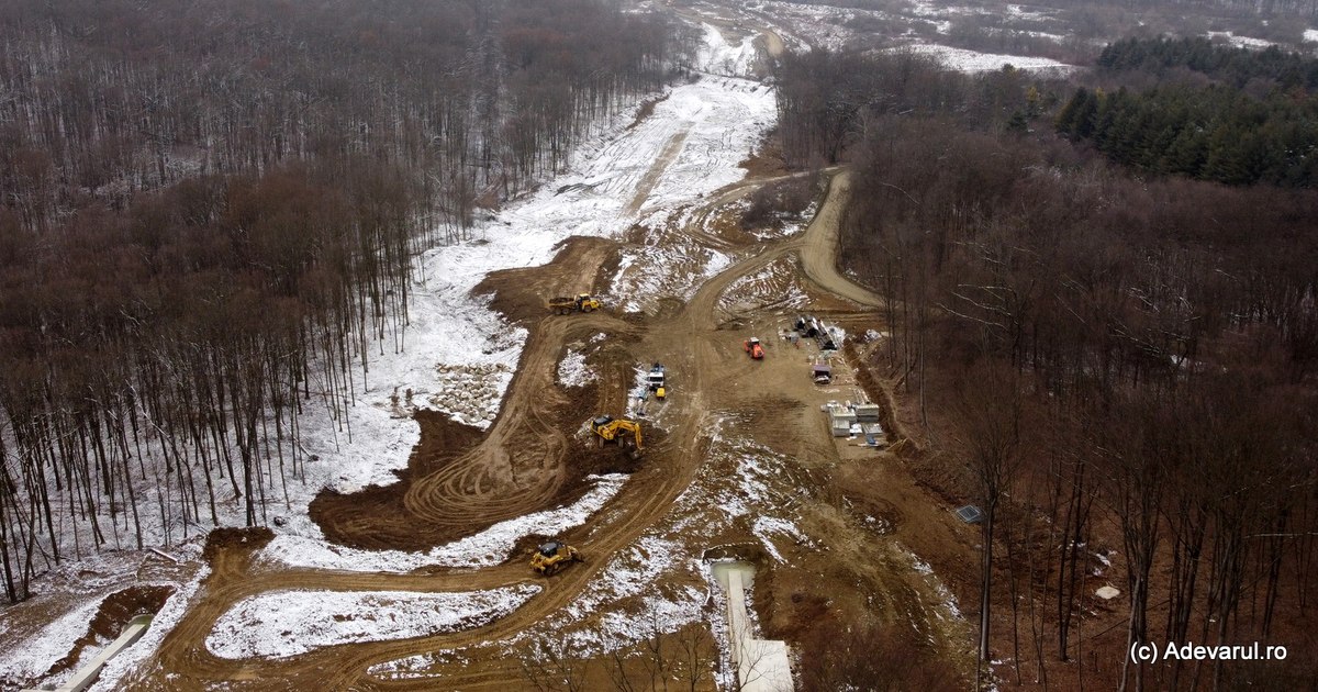 Constructorii nu renunță la munca în ciuda vremii de iarnă pe Autostrada din vestul țării Constructorii nu renunță la munca în ciuda vremii de iarnă pe Autostrada din vestul țării