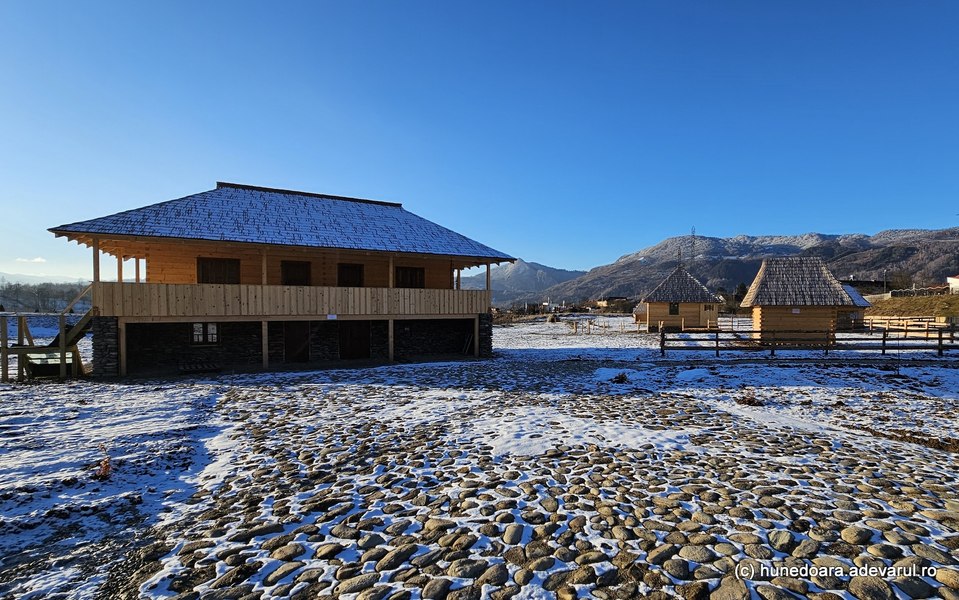 Satul muzeu al momârlanilor construit în Petrila. Cum arată așezarea de la poalele Parângului VIDEO