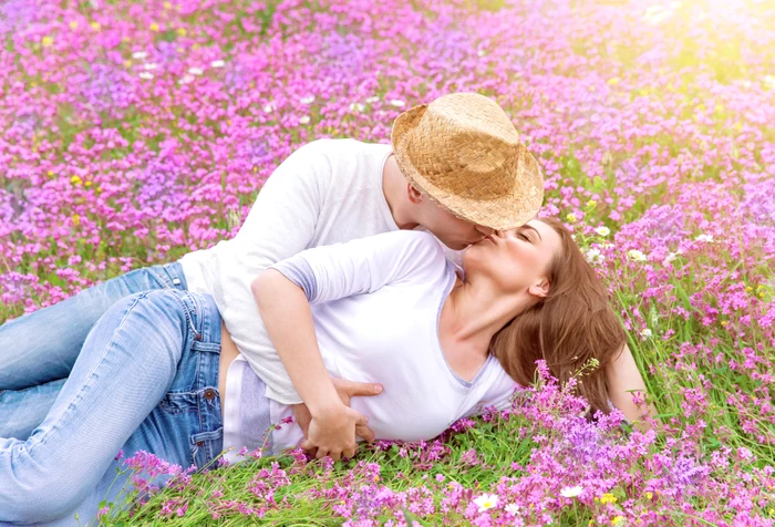 Poziţii sexuale de încercat în grădină sunt multe şi din acest motiv trebuie să le alegeţi doar pe cele care vă satisfac sexual pe deplinFoto: Click!
