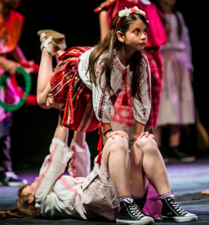 Ruxandra va împlini 8 ani luna viitoare, dar cochetează de mai mult timp cu teatrul