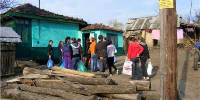 Elevii au făcut o donaţie la o familie cu 12 copii din satul Vocoteşti