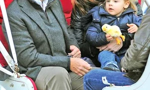 Sarkozy, alături de Carla Bruni şi fiica lor, Giulia jpeg