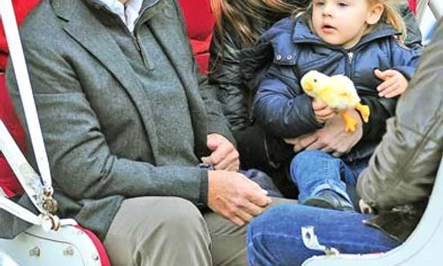 Sarkozy, alături de Carla Bruni şi fiica lor, Giulia jpeg