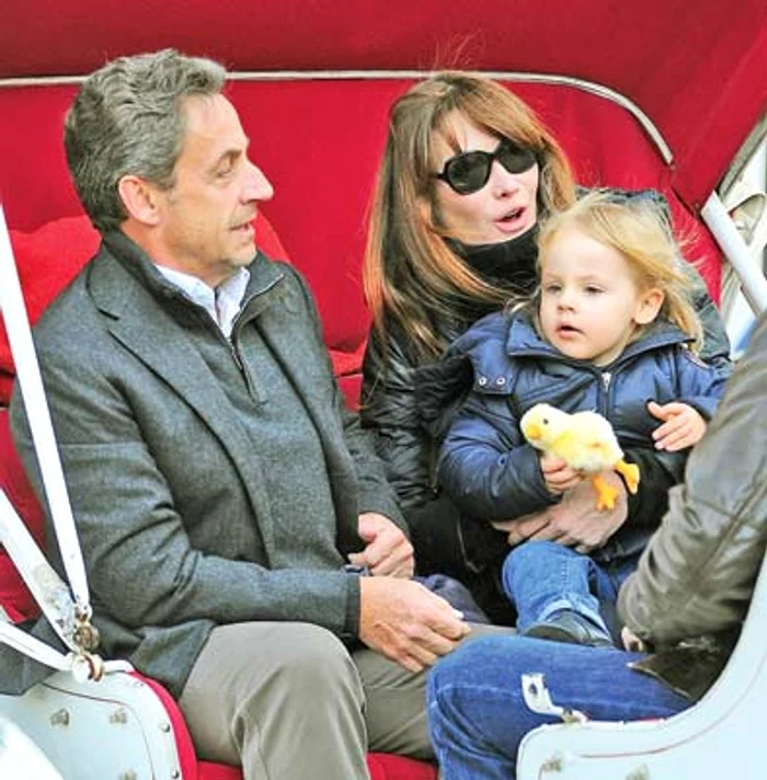 Sarkozy, alături de Carla Bruni şi fiica lor, Giulia