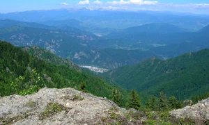 Privelişte spre Ţara Loviştei - Munţii Făgăraş din Parcul Naţional Cozia - Vâlcea Foto Adevărul