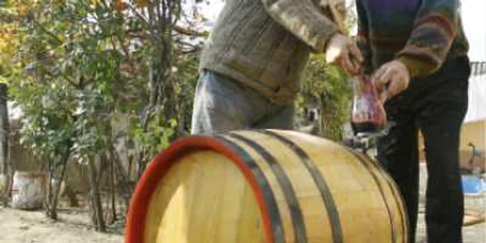 Producătorii mari de vin sunt concuraţi de micii fermieri