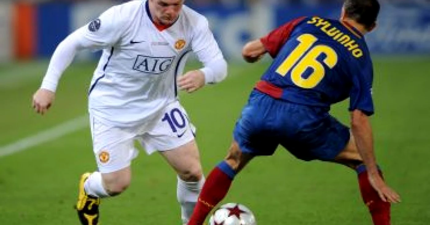 Wayne Rooney (alb) va avea un salariu de 9 milioane de euro la Barcelona