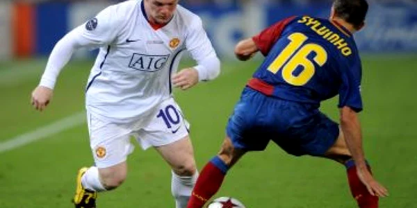 Wayne Rooney (alb) va avea un salariu de 9 milioane de euro la Barcelona