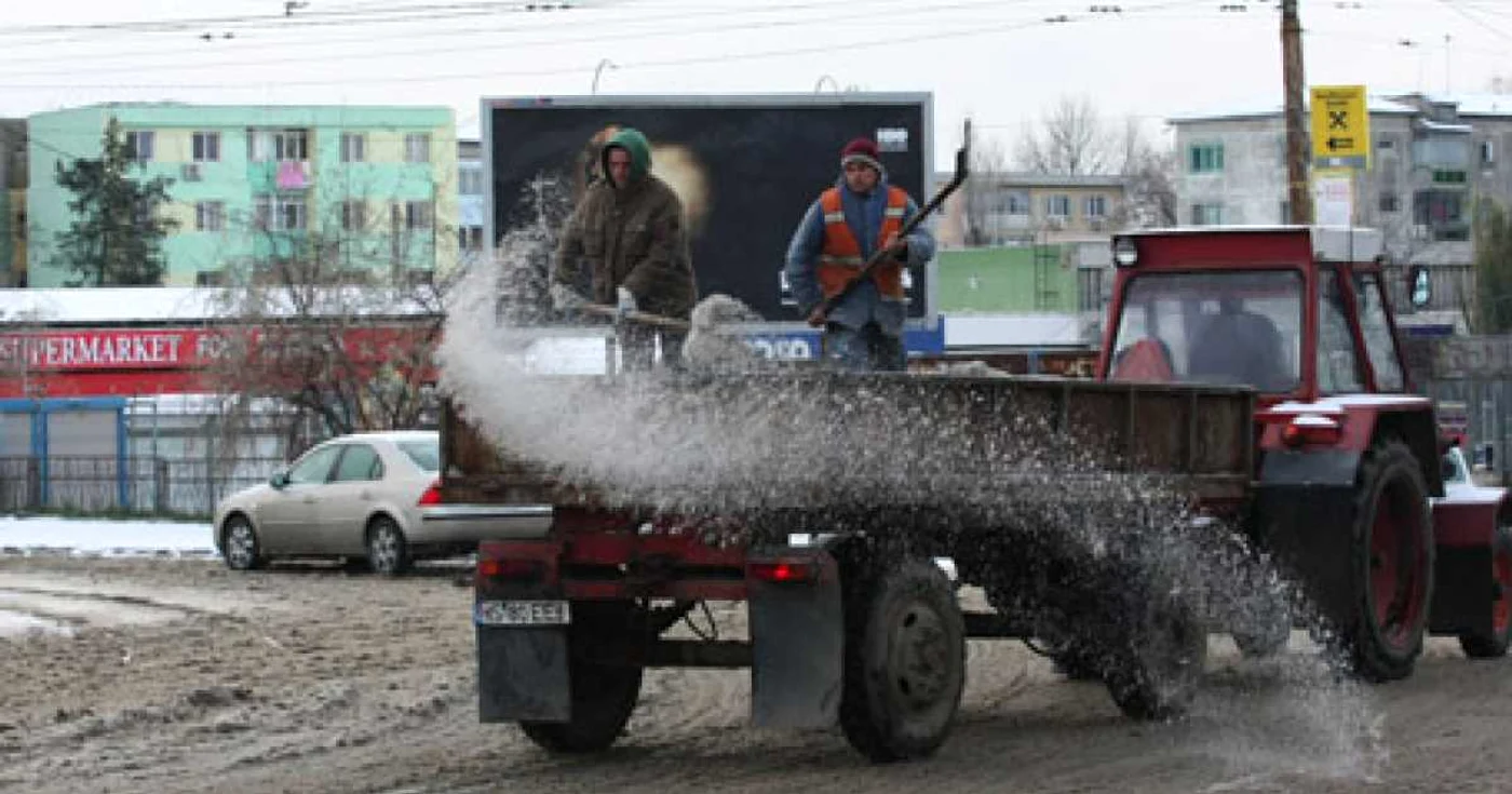 Muncitorii Primăriei împrăştie material antiderapant pe străzile din Iaşi
