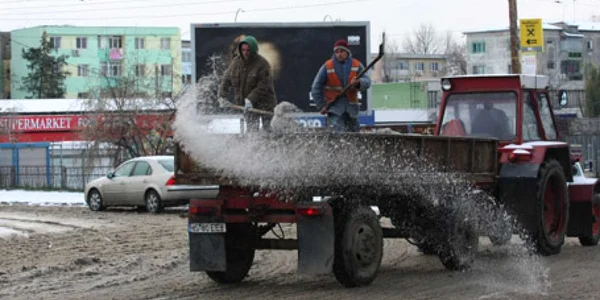 Muncitorii Primăriei împrăştie material antiderapant pe străzile din Iaşi