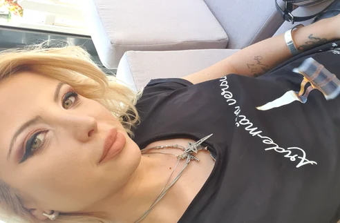 Sabina Lisievici, autoarea volumului "Arde-mă în versuri"