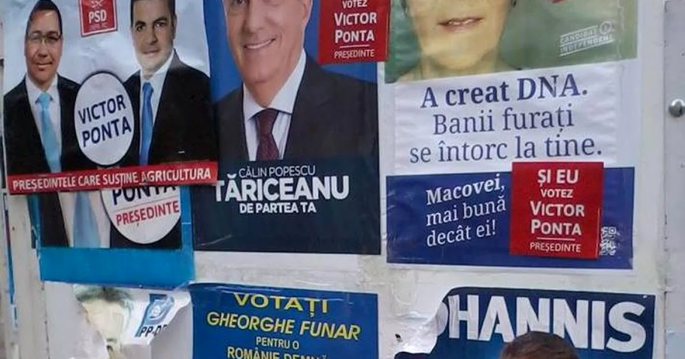 Afişele de la Iaşi au fost "ştampilate" cu un mesaj de susţinere a candidatului Victor Ponta FOTO George Vintilă