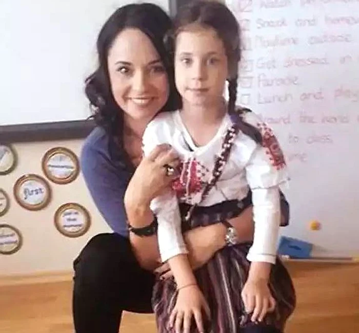 
    Andreea Marin (42 de ani), alături de fiica ei, Violeta (9 ani)foto: Arhiva Personală  