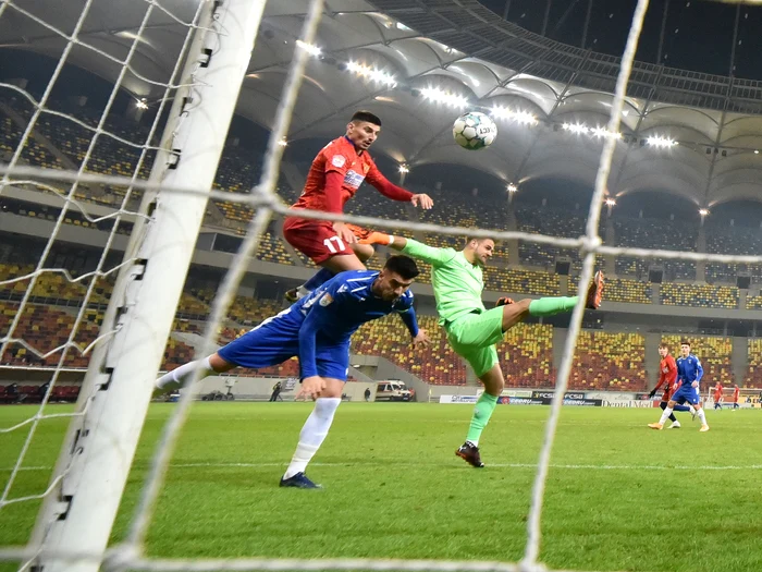 Iulian Lucian Cristea, în duel cu Marcos Lavin Rodriguez și Cosmin Florin AchimFoto: sportpictures.eu