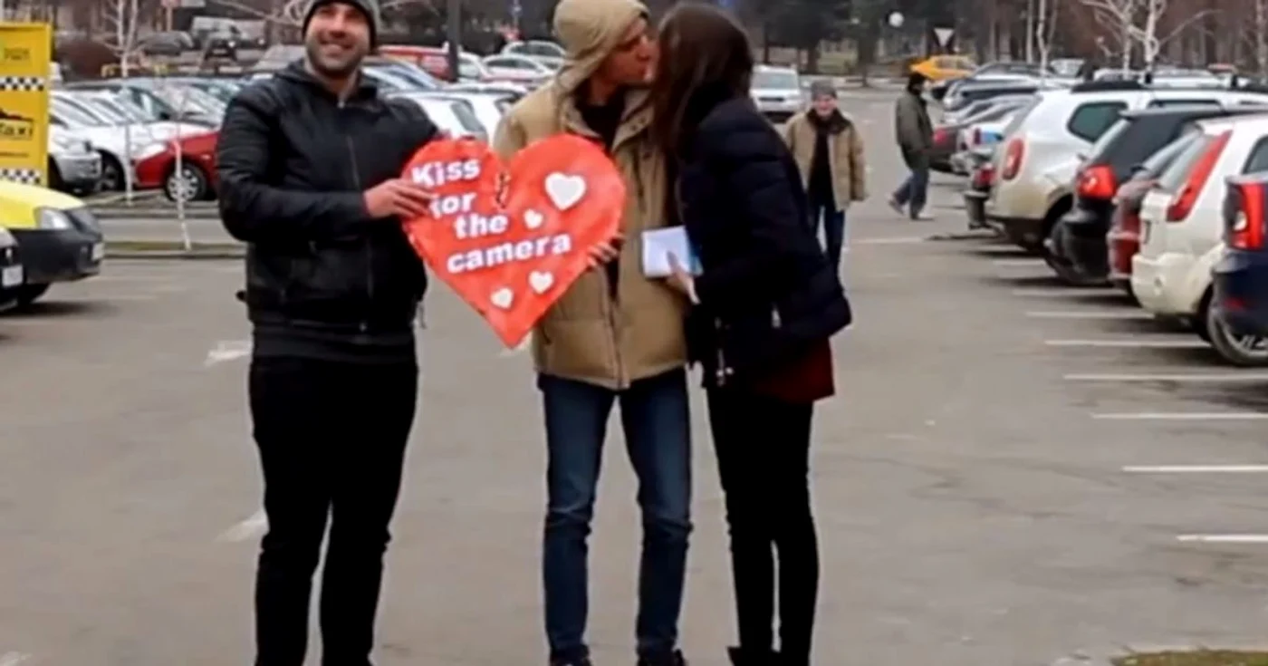 Un cuplu "curajos" a acceptat să se sărute. FOTO Claboo Media