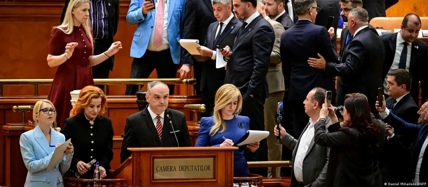 Parlamentul României cu prilejul moţiunii de cenzură în urma căreia Ilie Bolojan a fost demis