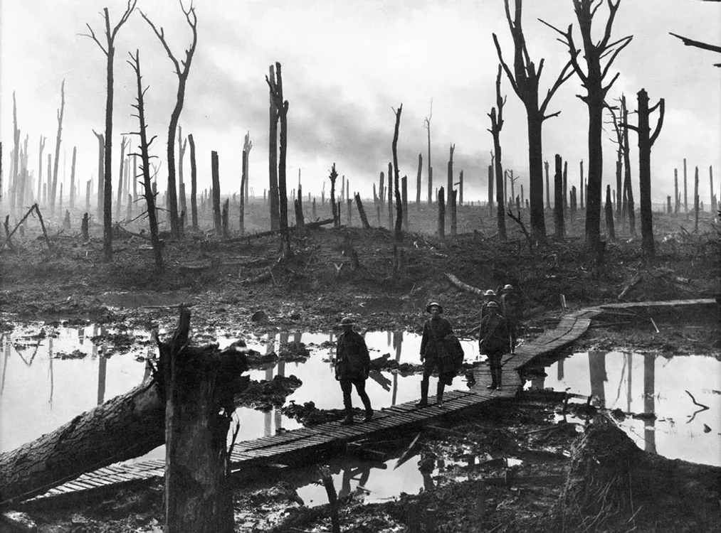 Soldaţii Diviziei 4 australiene merg pe o o punte improvizată peste un teren noroios,  distrus de război,  în Pădurea Chateau,  în apropiere de Hooge,  Belgia,  29 octombrie 1917. 