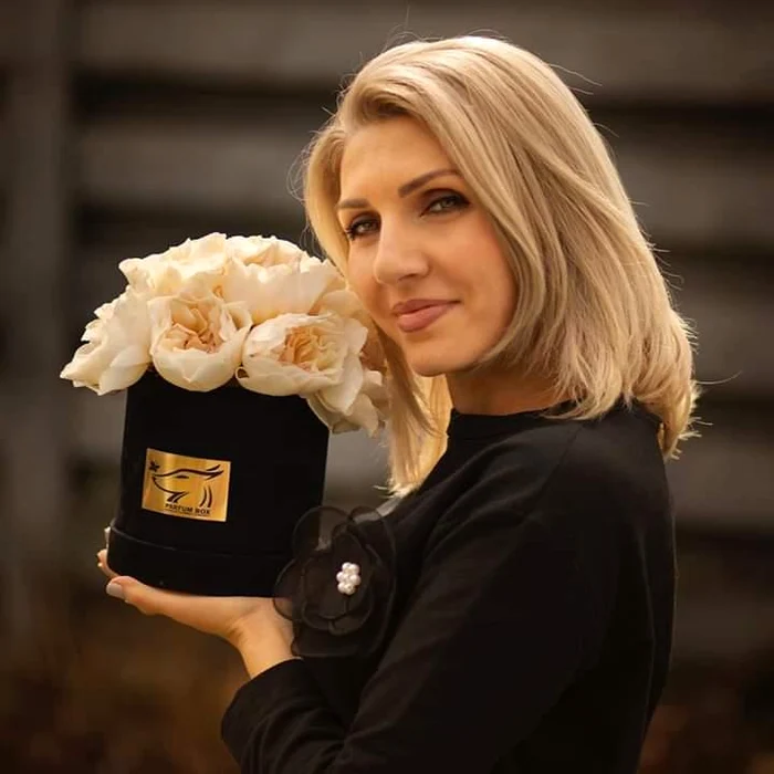 Alina Neacșa este celebră pentru aranjamentele fastuoase pe care le face din trandafiri parfumați de grădină