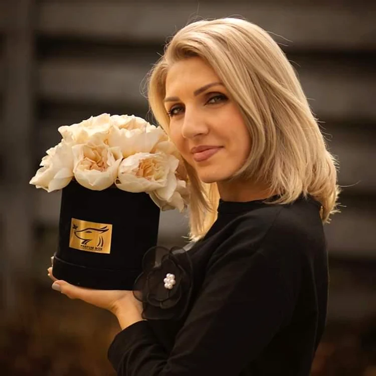 Alina Neacșa este celebră pentru aranjamentele fastuoase pe care le face din trandafiri parfumați de grădină
