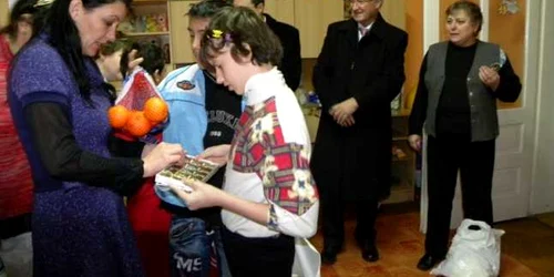 Pachetele au conținut dulciuri, fructe și alimente