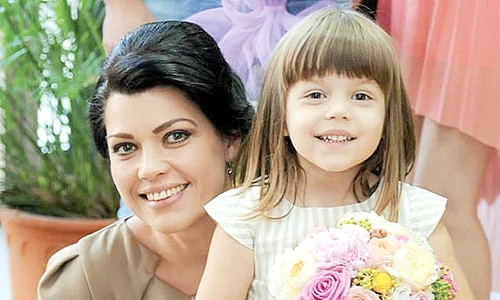 Alice Monac este o mămică inventivă, care a găsit un mod inedit ca să şi convingă fetiţa să mănânce legume şi fructe jpeg
