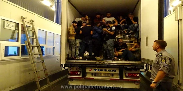 TIR cu 44 de imigranţi descoperit într-o parcare din Sălişte Sibiu - imagine generică Foto Poliţia de Frontieră