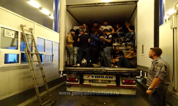 Muncitori străini îânghesuitți într-un camion