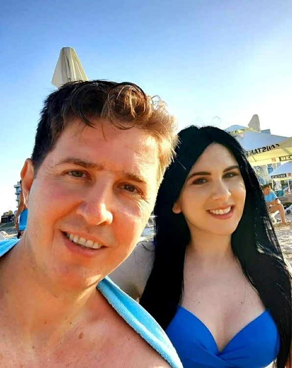 
    Anamaria Rosa, fiica lui Aurelian Preda, la mormântul tatălui ei  