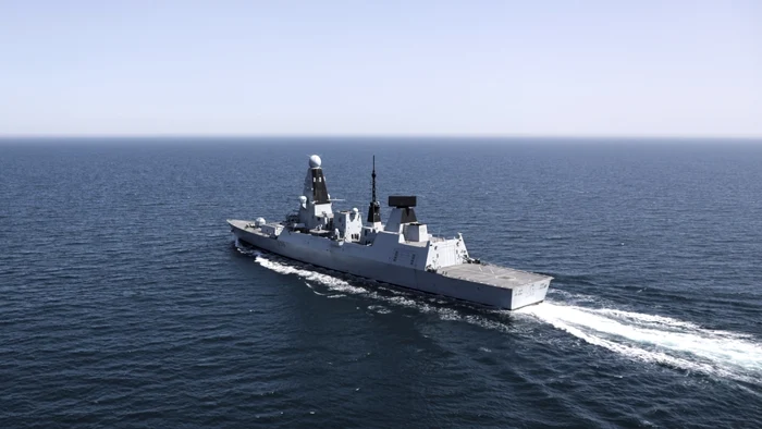 Distrugatorul britanic HMS Defender