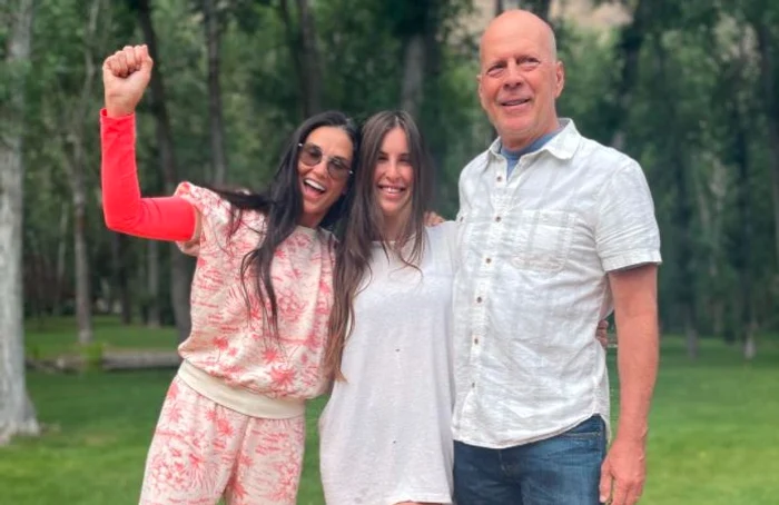 Bruce Willis face tot posibilul să fie cu fiicele lui, de aceea a pozat cu fosta soție, Demi Moore, și fata mijlocie, ScoutFoto: Instagram