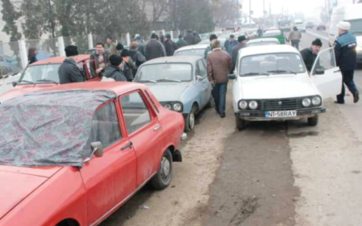Oamenii aşteaptă la rând  să-şi dea rablele