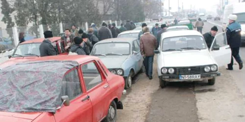 Oamenii aşteaptă la rând  să-şi dea rablele