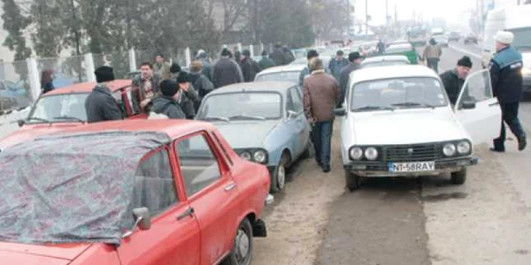 Oamenii aşteaptă la rând  să-şi dea rablele