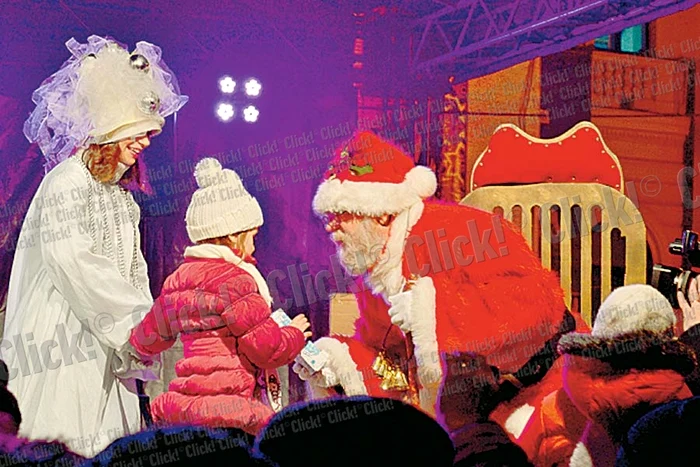 Moş Crăciun a coborât pe  cordelină din balconul Operei (Fotografii: Vali Silaghi)