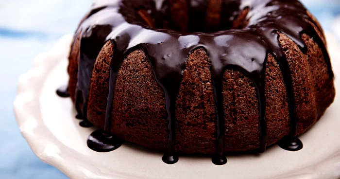 Tortul Bundt glazurat cu ciocolată este un desert minuţios, dar care merită tot efortul