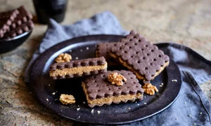 Sendvisuri de biscuiti cu crema de nuca  Sursa foto shutterstock 1035678472 jpg