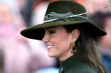 Kate Middleton cu pălărie jpg