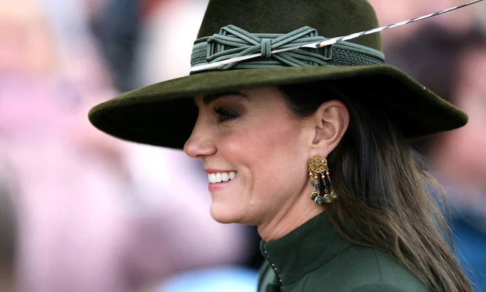 Kate Middleton cu pălărie jpg
