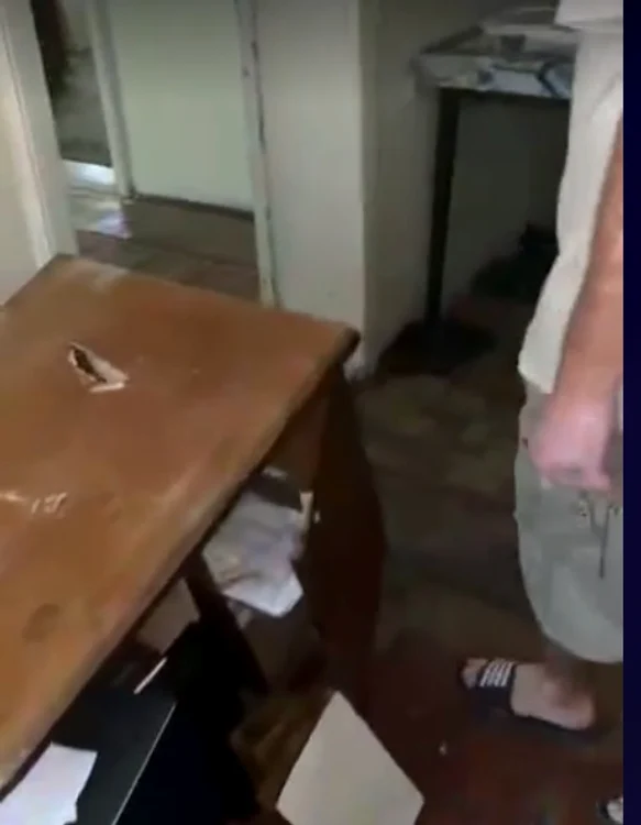 Bărbatul a distrus mobilierul FOTO captură Video Jandarmeria Arad 