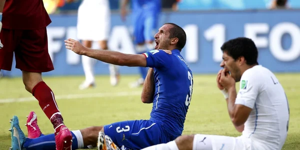 Luis Suarez Giorgio Chiellini  FOTO Reuters