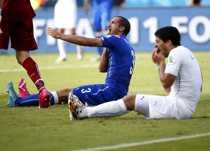 Chiellini (stânga) şi Suarez. FOTO: Reuters