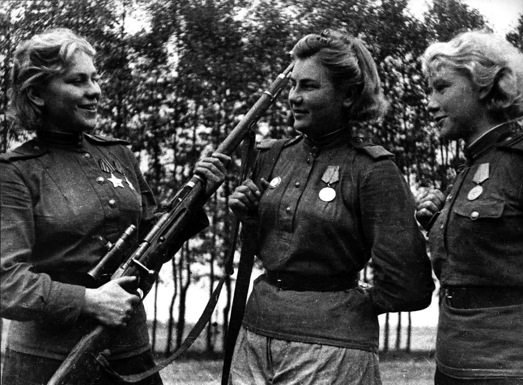 Roza Shanina( prima din stânga cu arma-n mână) FOTO rarehistoricalphotos.com