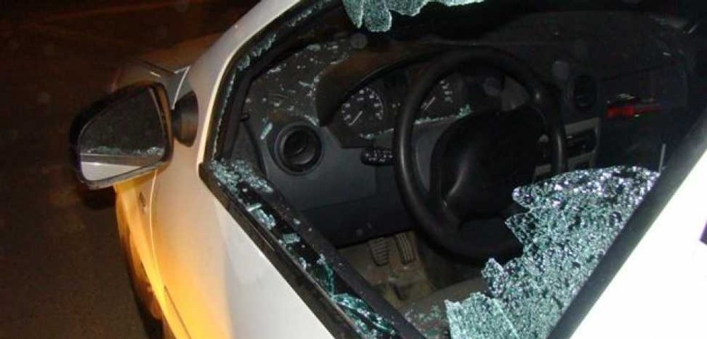 Doi tineri care au vandalizat 23 de mașini în Cluj-Napoca, scutiți de pedeapsa cu închisoarea