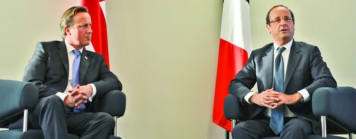 Disputa dintre David Cameron (stânga) şi François Hollande continuă şi în timpul acestui summit. FOTO Reuters